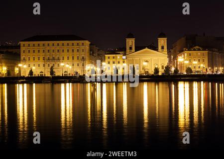 Triest, Friaul Julisch Venetien, Italien - 10. Dezember 2011: Uferpromenade der italienischen Küstenstadt Triest an der Adria in der Nacht mit Reflektor Stockfoto