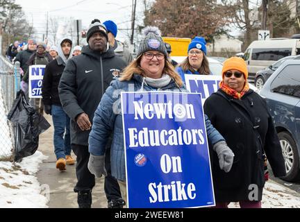 Januar 2024. Newton, MA. Am dritten Schultag in Folge ihres Streiks versammelten sich die Lehrer in Newton im Bildungszentrum. Der Newton Teac Stockfoto