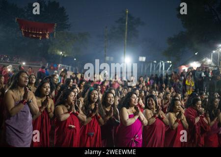 Kathmandu, Nepal. Januar 2024. Die Gläubigen geben am ersten Tag des einmonatigen Swasthani Brata Katha Festivals in Kathmandu, Nepal, am 25. Januar 2024 rituelle Gebete. Quelle: Sulav Shrestha/Xinhua/Alamy Live News Stockfoto