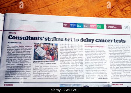 'Berater' Streiks setzen auf Verzögerung von Krebstests' i Zeitung Schlagzeile NHS Ärzte Streik Gesundheit artikel 29 Juni 2023 London England Großbritannien Großbritannien Stockfoto