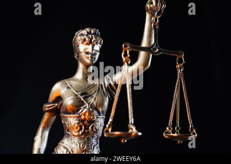 Detail einer Justizstatue auf dunklem Hintergrund Stockfoto