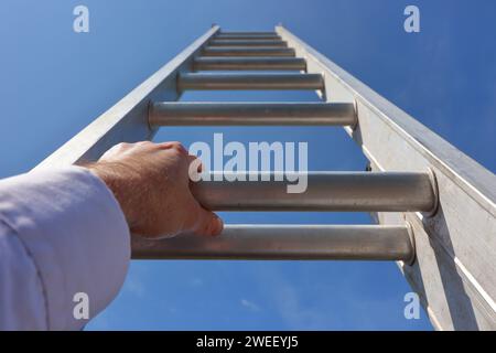 Konzeptbild der Hände, die Eine Leiter zum Himmel klettern Stockfoto