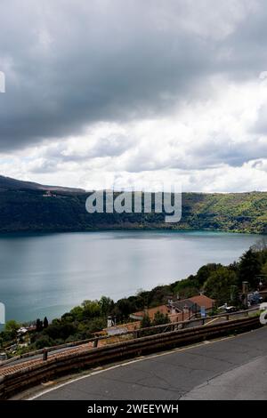 Foto in Castel Gandolfo, Italien, aus einer erhöhten Perspektive, mit Blick auf den See und die Berge Stockfoto