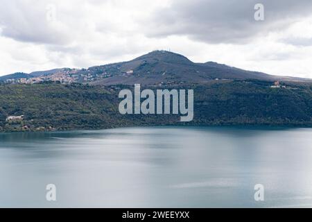 Foto in Castel Gandolfo, Italien, aus einer erhöhten Perspektive, mit Blick auf den See und die Berge Stockfoto