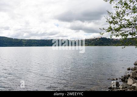 Foto aufgenommen in Castel Gandolfo, Italien, mit Blick auf den See und die Berge mit einem entfernten Stadtbild Stockfoto