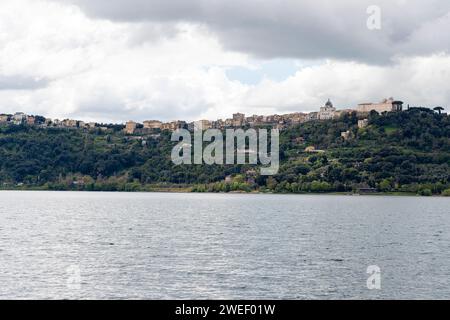 Foto aufgenommen in Castel Gandolfo, Italien, mit Blick auf den See und die Berge mit einem entfernten Stadtbild Stockfoto