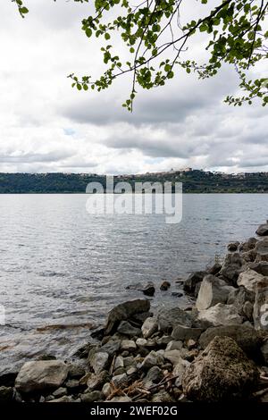 Foto aufgenommen in Castel Gandolfo, Italien, mit Blick auf den See und die Berge mit einem entfernten Stadtbild Stockfoto