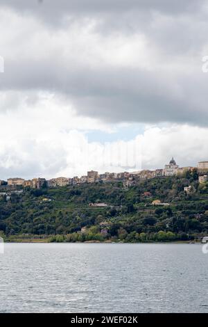 Foto aufgenommen in Castel Gandolfo, Italien, mit Blick auf den See und die Berge mit einem entfernten Stadtbild Stockfoto