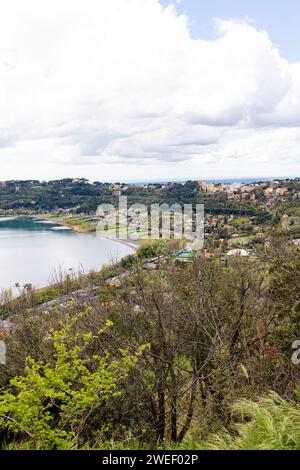 Foto aufgenommen in Castel Gandolfo, Italien, mit Blick auf den See und die Berge mit einem entfernten Stadtbild Stockfoto