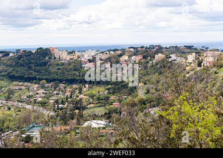 Foto aufgenommen in Castel Gandolfo, Italien, mit Blick auf den See und die Berge mit einem entfernten Stadtbild Stockfoto