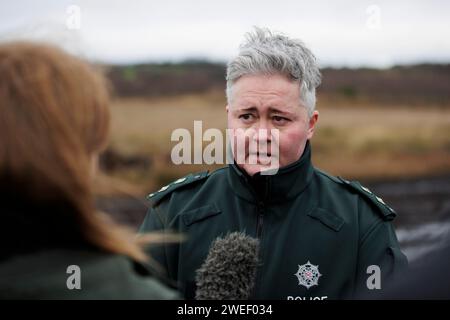 PSNI Detective Inspector Nikki Deehan sprach mit den Medien in der Nähe des Standorts in Bellaghy, Co Londonderry, wo menschliche Überreste von Kohlenstoff aus 2.000 bis 2.500 Jahren gefunden wurden. Ein zertifizierter forensischer Anthropologe hat festgestellt, dass die antiken Überreste möglicherweise ein Mann im Alter zwischen 13-17 Jahren zum Zeitpunkt des Todes sind. Die Archäologische Einheit innerhalb des Body Recovery Teams des PSNI machte die Entdeckung während der Ausgrabungen, nachdem sie im Oktober 2023 auf menschliche Knochen auf der Oberfläche von Mooren in Bellaghy aufmerksam gemacht wurde. Bilddatum: Donnerstag, 25. Januar 2024. Stockfoto