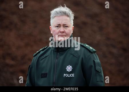 PSNI Detective Inspector Nikki Deehan sprach mit den Medien in der Nähe des Standorts in Bellaghy, Co Londonderry, wo menschliche Überreste von Kohlenstoff aus 2.000 bis 2.500 Jahren gefunden wurden. Ein zertifizierter forensischer Anthropologe hat festgestellt, dass die antiken Überreste möglicherweise ein Mann im Alter zwischen 13-17 Jahren zum Zeitpunkt des Todes sind. Die Archäologische Einheit innerhalb des Body Recovery Teams des PSNI machte die Entdeckung während der Ausgrabungen, nachdem sie im Oktober 2023 auf menschliche Knochen auf der Oberfläche von Mooren in Bellaghy aufmerksam gemacht wurde. Bilddatum: Donnerstag, 25. Januar 2024. Stockfoto