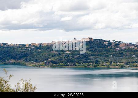 Foto aufgenommen in Castel Gandolfo, Italien, mit Blick auf den See und die Berge mit einem entfernten Stadtbild Stockfoto