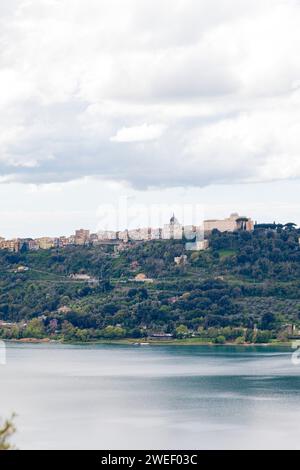 Foto aufgenommen in Castel Gandolfo, Italien, mit Blick auf den See und die Berge mit einem entfernten Stadtbild Stockfoto