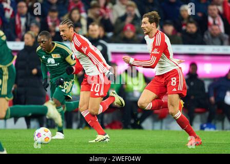 Leroy SANE, FCB 10 Leon GORETZKA, FCB 8 im Aufholspiel FC BAYERN MÜNCHEN - 1.FC UNION BERLIN 1-0 am 24. Januar 2024 in München. Saison 2023/2024, 1.Bundesliga, FCB, München, Spieltag 13, 13.Spieltag © Peter Schatz / Alamy Live News - DFL-VORSCHRIFTEN VERBIETEN DIE VERWENDUNG VON FOTOGRAFIEN als BILDSEQUENZEN und/oder QUASI-VIDEO - Stockfoto