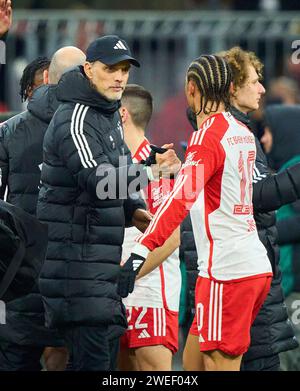 Trainer Thomas Tuchel (FCB), Teammanager, Headcoach, Coach, Leroy SANE, FCB 10 feiert nach dem Aufholspiel FC BAYERN MÜNCHEN - 1.FC UNION BERLIN 1-0 am 24. Januar 2024 in München. Saison 2023/2024, 1.Bundesliga, FCB, München, Spieltag 13, 13.Spieltag © Peter Schatz / Alamy Live News - DFL-VORSCHRIFTEN VERBIETEN DIE VERWENDUNG VON FOTOGRAFIEN als BILDSEQUENZEN und/oder QUASI-VIDEO - Stockfoto