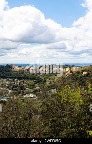 Foto aufgenommen in Castel Gandolfo, Italien, mit Blick auf den See und die Berge mit einem entfernten Stadtbild Stockfoto