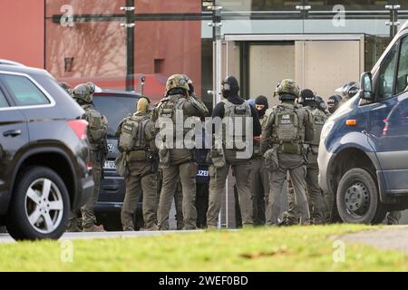 Montabaur, Deutschland. Januar 2024. Die SEK bespricht die Vorbereitungen für den Angriff. Nach Angaben der Polizei wurden drei Menschen, darunter ein Kind, bei einem gewalttätigen Angriff in einem Wohngebiet in Montabaur getötet. Der Rettungsdienst entdeckte den mutmaßlichen Täter nach dem Betreten des Gebäudes schwer verletzt, so ein Polizeisprecher am Donnerstag. Quelle: Sascha Ditscher/dpa/Alamy Live News Stockfoto