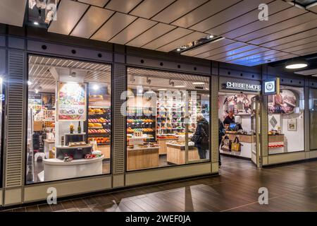 Cheese & More vom Henri Willig Shop am Bahnhof Amsterdam. Stockfoto