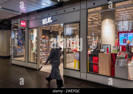 Eine Filiale der Zeitungskiosk Relay im Bahnhof Amsterdam. Stockfoto