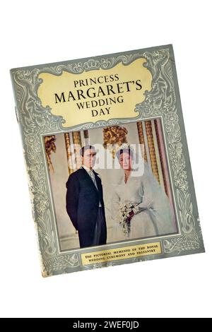 Ein Souvenir-Heft aus dem Jahr 1960 über die Hochzeit von Prinzessin Margaret mit Antony Armstrong-Jones, dem späteren Lord Snowdon. Stockfoto