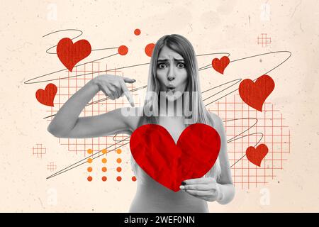 Collage kreatives Poster Schwarzweiß Filter verärgert überrascht schöne junge Frau halten große Karte Herz Liebe Sketch Doodle Exklusive Vorlage Stockfoto