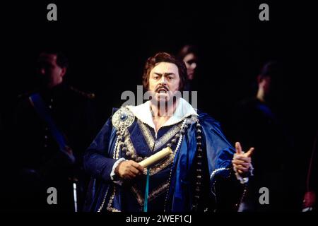 Luciano Pavarotti (Gustavus III) in UN BALLO in MASCHERA an der Royal Opera, Covent Garden, London WC2 13/04/1995 Musik: Giuseppe Verdi Libretto: Antonio Somma Dirigent: Edward Downes Design: Jurgen Rose Beleuchtung: John B Lesen Choreographie: Romayne Grigorova Regie: Otto Schenk Stockfoto