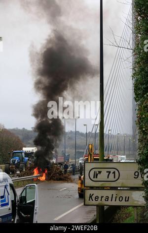 Bauern mit Traktoren, Handwerker mit Lieferwagen und LKW-Fahrer blockieren die gesperrte Brücke Pont de l iroise zwischen Brest und Plougastel-Daoulas und verbrennen Autoreifen, Protestaktion für bessere Bezahlung und Bürokratieabbau, Departement Finistere Penn-AR-Bed, Region Bretagne Breizh, Frankreich *** Bauern mit Traktoren, Handwerker mit Transportern und LKW-Fahrern blockieren die geschlossene Brücke Pont de l iroise zwischen Brest und Plougastel Daoulas und verbrennen Autoreifen, Protestaktion für bessere Bezahlung und Reduzierung der Bürokratie, Department Finistere Penn AR Bed, Region Bretagne Breizh, Frankreich Stockfoto