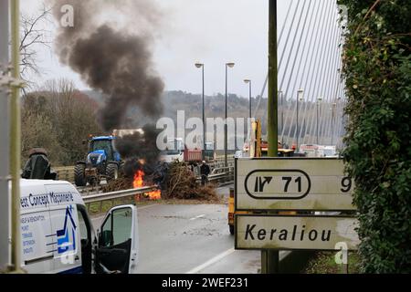 Bauern mit Traktoren, Handwerker mit Lieferwagen und LKW-Fahrer blockieren die gesperrte Brücke Pont de l iroise zwischen Brest und Plougastel-Daoulas und verbrennen Autoreifen, Protestaktion für bessere Bezahlung und Bürokratieabbau, Departement Finistere Penn-AR-Bed, Region Bretagne Breizh, Frankreich *** Bauern mit Traktoren, Handwerker mit Transportern und LKW-Fahrern blockieren die geschlossene Brücke Pont de l iroise zwischen Brest und Plougastel Daoulas und verbrennen Autoreifen, Protestaktion für bessere Bezahlung und Reduzierung der Bürokratie, Department Finistere Penn AR Bed, Region Bretagne Breizh, Frankreich Stockfoto