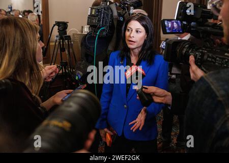 Lansing, USA. Januar 2024. Generalstaatsanwältin Dana Nessel spricht mit Reportern in Lansing, Michigan, nach der Rede von Gouverneur Gretchen Whitmer am 24. Januar 2024. (Foto: Andrew Roth/SIPA USA) Credit: SIPA USA/Alamy Live News Stockfoto