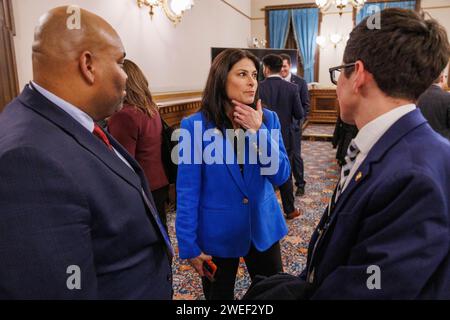 Lansing, USA. Januar 2024. Generalstaatsanwältin Dana Nessel spricht mit Reportern in Lansing, Michigan, nach der Rede von Gouverneur Gretchen Whitmer am 24. Januar 2024. (Foto: Andrew Roth/SIPA USA) Credit: SIPA USA/Alamy Live News Stockfoto