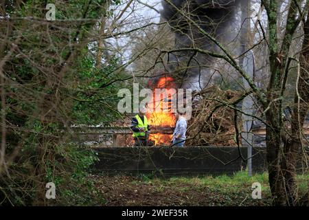 Bauern mit Traktoren, Handwerker mit Lieferwagen und LKW-Fahrer blockieren die gesperrte Brücke Pont de l iroise zwischen Brest und Plougastel-Daoulas und verbrennen Autoreifen, Protestaktion für bessere Bezahlung und Bürokratieabbau, Departement Finistere Penn-AR-Bed, Region Bretagne Breizh, Frankreich *** Bauern mit Traktoren, Handwerker mit Transportern und LKW-Fahrern blockieren die geschlossene Brücke Pont de l iroise zwischen Brest und Plougastel Daoulas und verbrennen Autoreifen, Protestaktion für bessere Bezahlung und Reduzierung der Bürokratie, Department Finistere Penn AR Bed, Region Bretagne Breizh, Frankreich Stockfoto