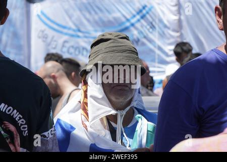 24. Januar 2024, Stadt Buenos Aires, Stadt Buenos Aires, Argentinien: WorldNews. Stadt Buenos Aires, Argentinien. Januar 2024. Menschen protestieren vor dem Nationalkongress in Buenos Aires, Argentinien, während des ersten nationalen Streiks gegen die Wirtschafts- und Sparmaßnahmen, die der ultraliberale Präsident von Argentinaâ Javier Milei am 24. Januar 2024 vorgeschlagen hatte. (Kreditbild: © Julieta Ferrario/ZUMA Press Wire) NUR REDAKTIONELLE VERWENDUNG! Nicht für kommerzielle ZWECKE! Stockfoto