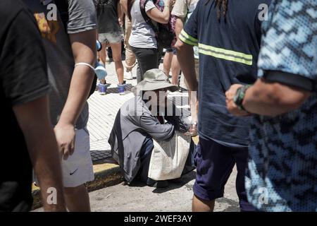 24. Januar 2024, Stadt Buenos Aires, Stadt Buenos Aires, Argentinien: WorldNews. Stadt Buenos Aires, Argentinien. Januar 2024. Menschen protestieren vor dem Nationalkongress in Buenos Aires, Argentinien, während des ersten nationalen Streiks gegen Wirtschafts- und Sparmaßnahmen, der vom ultraliberalen argentinischen Präsidenten Javier Milei am 24. Januar 2024 vorgeschlagen wurde. (Kreditbild: © Julieta Ferrario/ZUMA Press Wire) NUR REDAKTIONELLE VERWENDUNG! Nicht für kommerzielle ZWECKE! Stockfoto