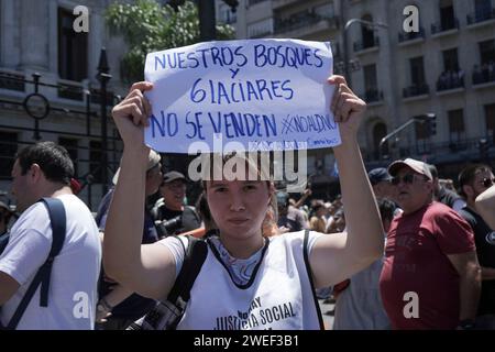 24. Januar 2024, Stadt Buenos Aires, Stadt Buenos Aires, Argentinien: WorldNews. Stadt Buenos Aires, Argentinien. Januar 2024. Menschen protestieren vor dem Nationalkongress in Buenos Aires, Argentinien, während des ersten nationalen Streiks gegen Wirtschafts- und Sparmaßnahmen, der vom ultraliberalen argentinischen Präsidenten Javier Milei am 24. Januar 2024 vorgeschlagen wurde.Ein Demonstrant trägt ein Poster mit der Aufschrift "unsere Wälder und Gletscher sind nicht im Verkauf. #Nicht an DNU. #Nicht auf das Omnibus-Gesetz'' und bezieht sich auf das Dekret von ArgentinaÂ Präsident Javier Miley, "notwendig und dringend". (C Stockfoto