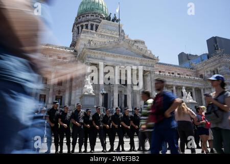 24. Januar 2024, Stadt Buenos Aires, Stadt Buenos Aires, Argentinien: WorldNews. Stadt Buenos Aires, Argentinien. Januar 2024. Menschen protestieren vor dem Nationalkongress in Buenos Aires, Argentinien, während des ersten nationalen Streiks gegen Wirtschafts- und Sparmaßnahmen, der vom ultraliberalen argentinischen Präsidenten Javier Milei am 24. Januar 2024 vorgeschlagen wurde. (Kreditbild: © Julieta Ferrario/ZUMA Press Wire) NUR REDAKTIONELLE VERWENDUNG! Nicht für kommerzielle ZWECKE! Stockfoto