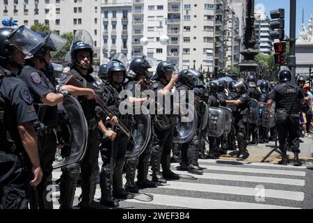 24. Januar 2024, Stadt Buenos Aires, Stadt Buenos Aires, Argentinien: WorldNews. Stadt Buenos Aires, Argentinien. Januar 2024. Menschen protestieren vor dem Nationalkongress in Buenos Aires, Argentinien, während des ersten nationalen Streiks gegen Wirtschafts- und Sparmaßnahmen, der vom ultraliberalen argentinischen Präsidenten Javier Milei am 24. Januar 2024 vorgeschlagen wurde. Polizei vor dem Nationalkongress in Buenos Aires. (Kreditbild: © Julieta Ferrario/ZUMA Press Wire) NUR REDAKTIONELLE VERWENDUNG! Nicht für kommerzielle ZWECKE! Stockfoto