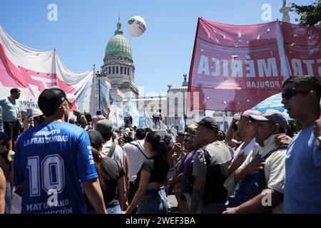 24. Januar 2024, Stadt Buenos Aires, Stadt Buenos Aires, Argentinien: WorldNews. Stadt Buenos Aires, Argentinien. Januar 2024. Menschen protestieren vor dem Nationalkongress in Buenos Aires, Argentinien, während des ersten nationalen Streiks gegen Wirtschafts- und Sparmaßnahmen, der vom ultraliberalen argentinischen Präsidenten Javier Milei am 24. Januar 2024 vorgeschlagen wurde. (Kreditbild: © Julieta Ferrario/ZUMA Press Wire) NUR REDAKTIONELLE VERWENDUNG! Nicht für kommerzielle ZWECKE! Stockfoto