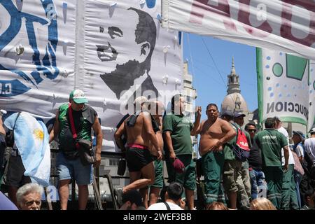 24. Januar 2024, Stadt Buenos Aires, Stadt Buenos Aires, Argentinien: WorldNews. Stadt Buenos Aires, Argentinien. Januar 2024. Menschen protestieren vor dem Nationalkongress in Buenos Aires, Argentinien, während des ersten nationalen Streiks gegen Wirtschafts- und Sparmaßnahmen, der vom ultraliberalen argentinischen Präsidenten Javier Milei am 24. Januar 2024 vorgeschlagen wurde. (Kreditbild: © Julieta Ferrario/ZUMA Press Wire) NUR REDAKTIONELLE VERWENDUNG! Nicht für kommerzielle ZWECKE! Stockfoto