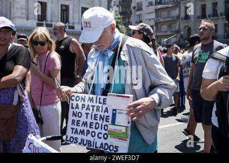 24. Januar 2024, Stadt Buenos Aires, Stadt Buenos Aires, Argentinien: WorldNews. Stadt Buenos Aires, Argentinien. Januar 2024. Menschen protestieren vor dem Nationalkongress in Buenos Aires, Argentinien, während des ersten nationalen Streiks gegen Wirtschafts- und Sparmaßnahmen, der vom ultraliberalen argentinischen Präsidenten Javier Milei am 24. Januar 2024 vorgeschlagen wurde. (Kreditbild: © Julieta Ferrario/ZUMA Press Wire) NUR REDAKTIONELLE VERWENDUNG! Nicht für kommerzielle ZWECKE! Stockfoto