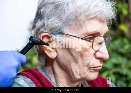 Häusliche Ohruntersuchung bei Seniorinnen Stockfoto