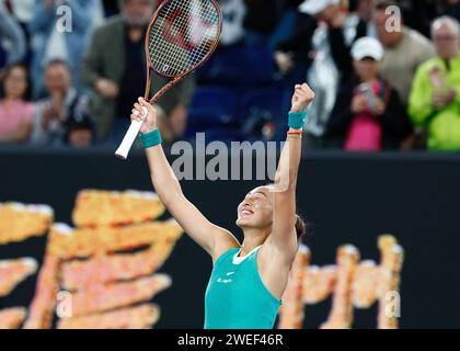Melbourne, Australien. Januar 2024. Zheng Qinwen gewann das Halbfinale der Frauen zwischen Zheng Qinwen aus China und Dayana Yastremska aus der Ukraine beim Australian Open Tennis Turnier in Melbourne, Australien am 25. Januar 2024. Quelle: Chu Chen/Xinhua/Alamy Live News Stockfoto