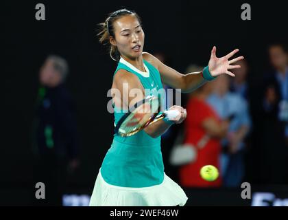 Melbourne, Australien. Januar 2024. Zheng Qinwen tritt im Halbfinale der Frauen zwischen Zheng Qinwen aus China und Dayana Yastremska aus der Ukraine beim Australian Open Tennis Turnier am 25. Januar 2024 in Melbourne an. Quelle: Chu Chen/Xinhua/Alamy Live News Stockfoto