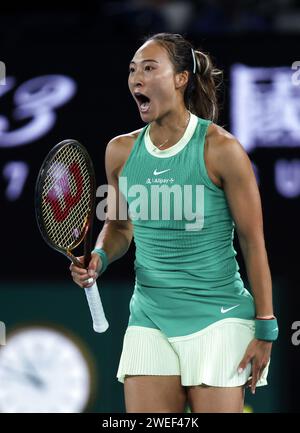 Melbourne, Australien. Januar 2024. Zheng Qinwen feiert im Halbfinale der Frauen zwischen Zheng Qinwen aus China und Dayana Yastremska aus der Ukraine beim Australian Open Tennis Turnier in Melbourne, Australien, am 25. Januar 2024. Quelle: Ma Ping/Xinhua/Alamy Live News Stockfoto
