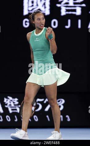 Melbourne, Australien. Januar 2024. Zheng Qinwen feiert im Halbfinale der Frauen zwischen Zheng Qinwen aus China und Dayana Yastremska aus der Ukraine beim Australian Open Tennis Turnier in Melbourne, Australien, am 25. Januar 2024. Quelle: Ma Ping/Xinhua/Alamy Live News Stockfoto