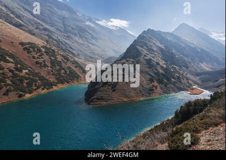 Landschaft des Koksay-Sees in den Tien Shan-Bergen in Kasachstan im Herbst Stockfoto