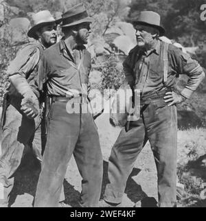 Tim Holt, Humphrey Bogart und Walter Huston spielen die Hauptrollen in The Treasure of the Sierra Madre (1948). In diesem legendären Abenteuerdrama stellt Bogart Fred C. Dobbs dar, einen heruntergekommenen Amerikaner in Mexiko, während Holt seinen jungen Gefährten Bob Curtin spielt. Walter Huston liefert eine herausragende Leistung als Howard, der erfahrene Goldsucher, der seine Suche nach Gold in den Sierra Madre Mountains leitet. Ihre Reise, geprägt von den Herausforderungen der Natur und der wachsenden Gier unter ihnen. Stockfoto