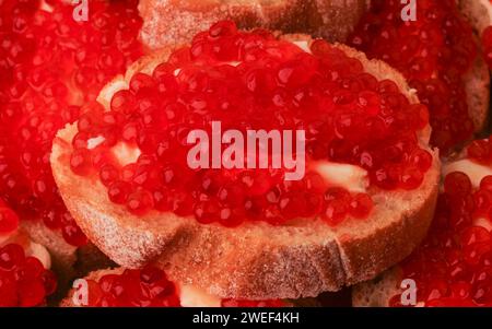 Sandwiches mit Butter und rotem Kaviar in Nahaufnahme Stockfoto