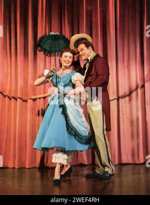 James Barton und June Haver spielen die Hauptrollen in The Daughter of Rosie O’Grady (1950), einem Musikfilm, der Anfang der 1900er Jahre spielt Barton spielt Dennis O’Grady, den Vater von Havers Figur Patricia O’Grady, einer aufstrebenden Sängerin. Der Film verfolgt Patricias Reise zum Ruhm und ihre romantischen Verstrickungen vor dem Hintergrund der Zurückhaltung ihres Vaters, seine Töchter in die Unterhaltungswelt zu sehen. Stockfoto