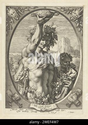 Bacchus mit einer Trinkschale, Hendrick Goltzius, 1593–1597 Druck der junge Gott Bacchus ist auf halbem Weg, in Oval, Traubensträuße in der linken Hand, eine Schüssel in der rechten Hand, Weinstöcke um den Kopf. Eine kleine satie neben ihm. Ein Berg im Hintergrund. Zwei lateinische Zeilen unter der Vorstellung. Dieser Druck ist Teil einer Serie von drei Drucken klassischer Götter. Haarlem Papierstich (Geschichte von) Bacchus (Dionysus), Liber Stockfoto